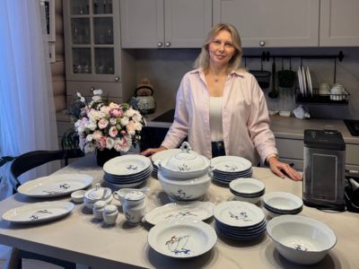 Победительница с сервизом